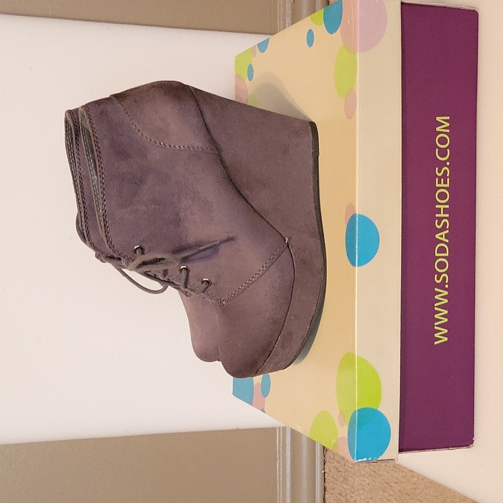 Shoes - Picture 3 of 6